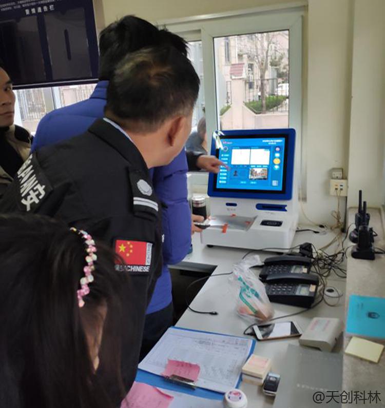 在小区出入时，悦访客，访客机登记访客信息跟手工登记哪个好?